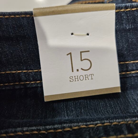 Women's NWT Chico's Short 1.5 Jeans - Picture 3 of 10